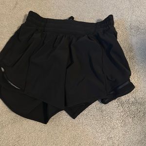 Lululemon 4” Low Rise Hotty Hot shorts